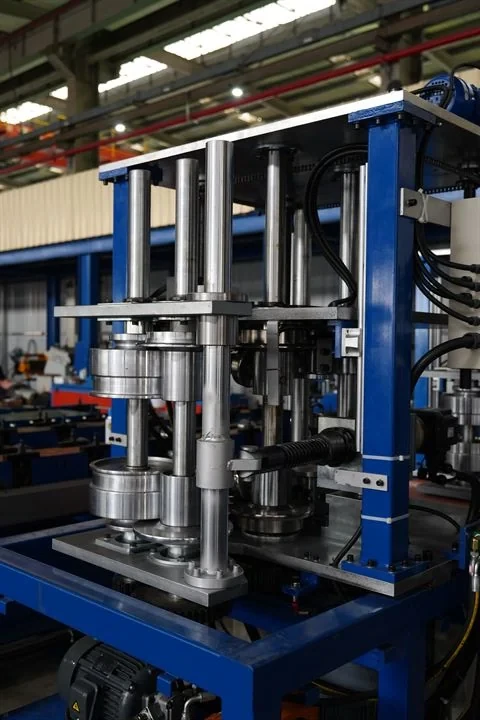 Rollers and shafts fitted in a forming station