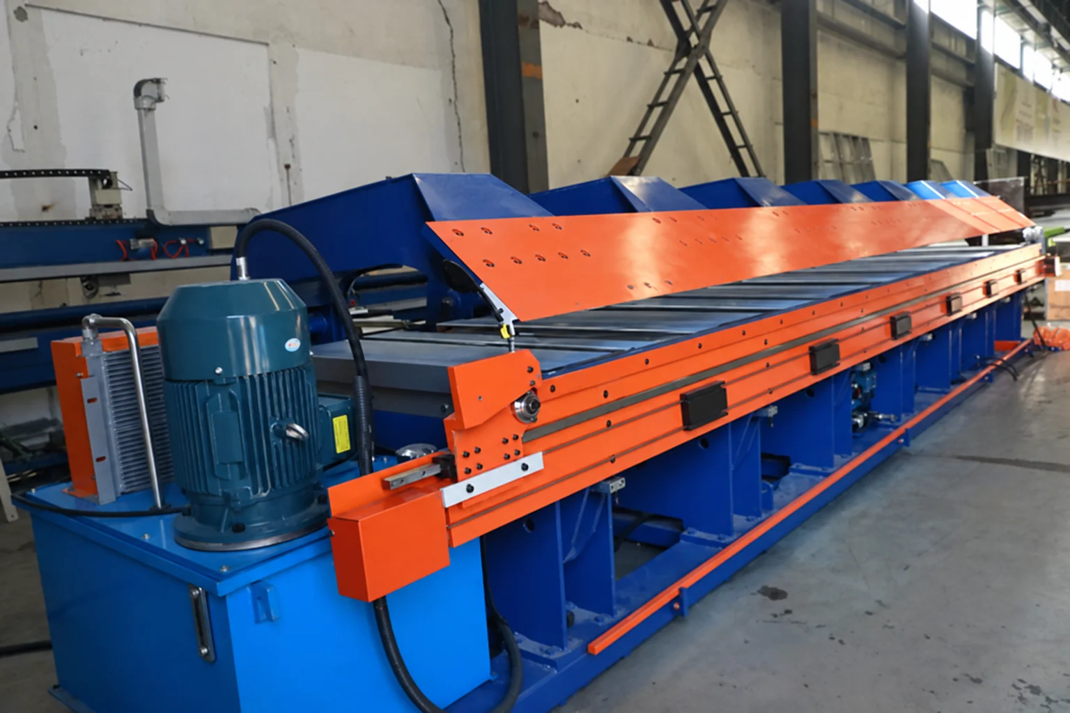 Plegadora HFB-6500 en el taller de nuestra base de producción en Xiamen