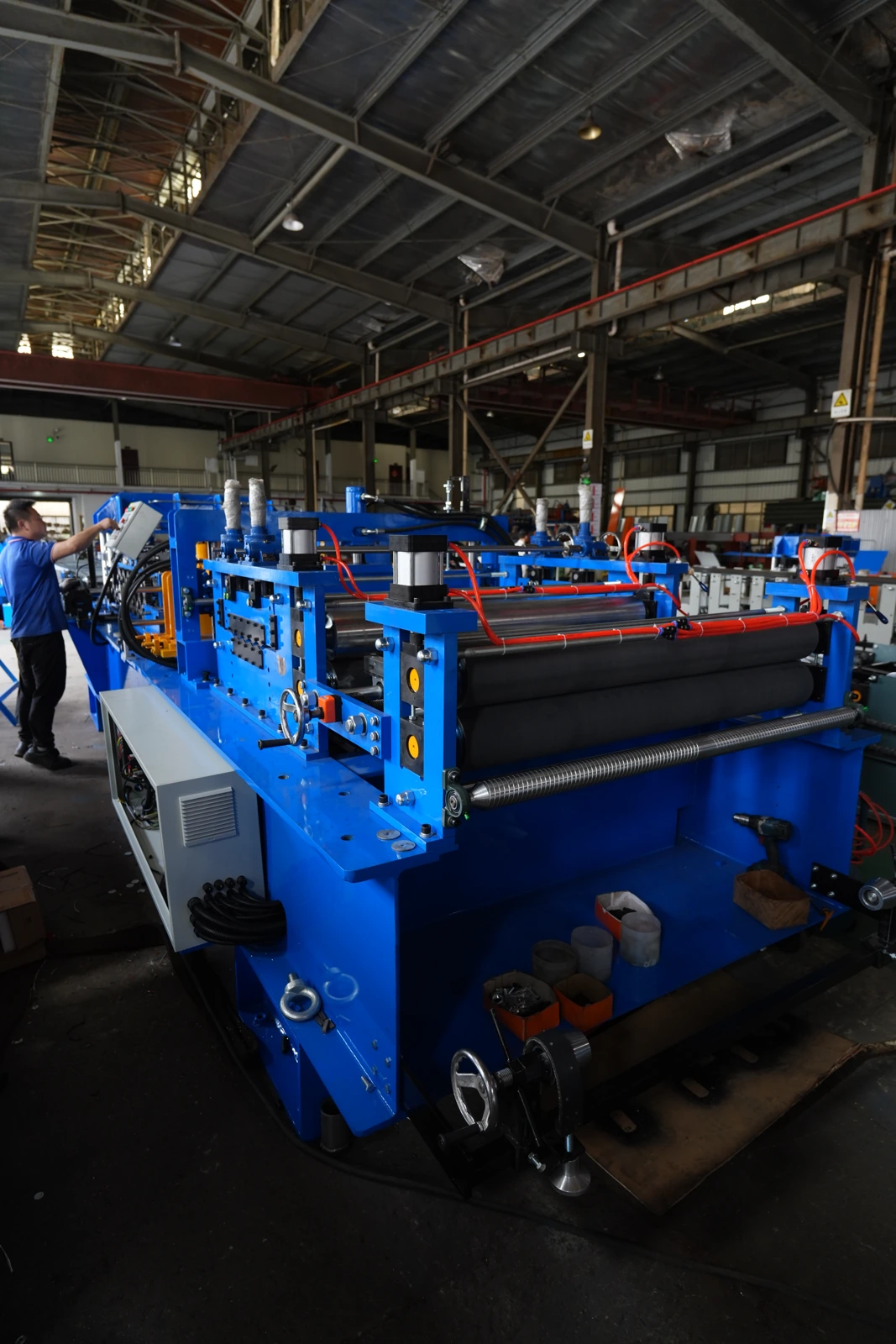 Rolos de alimentação e conjunto de uma linha de perfilagem na oficina da nossa base de produção em Xiamen