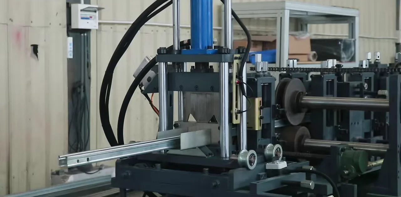 C/U solar support profile leaving a cutting station on a production-base line