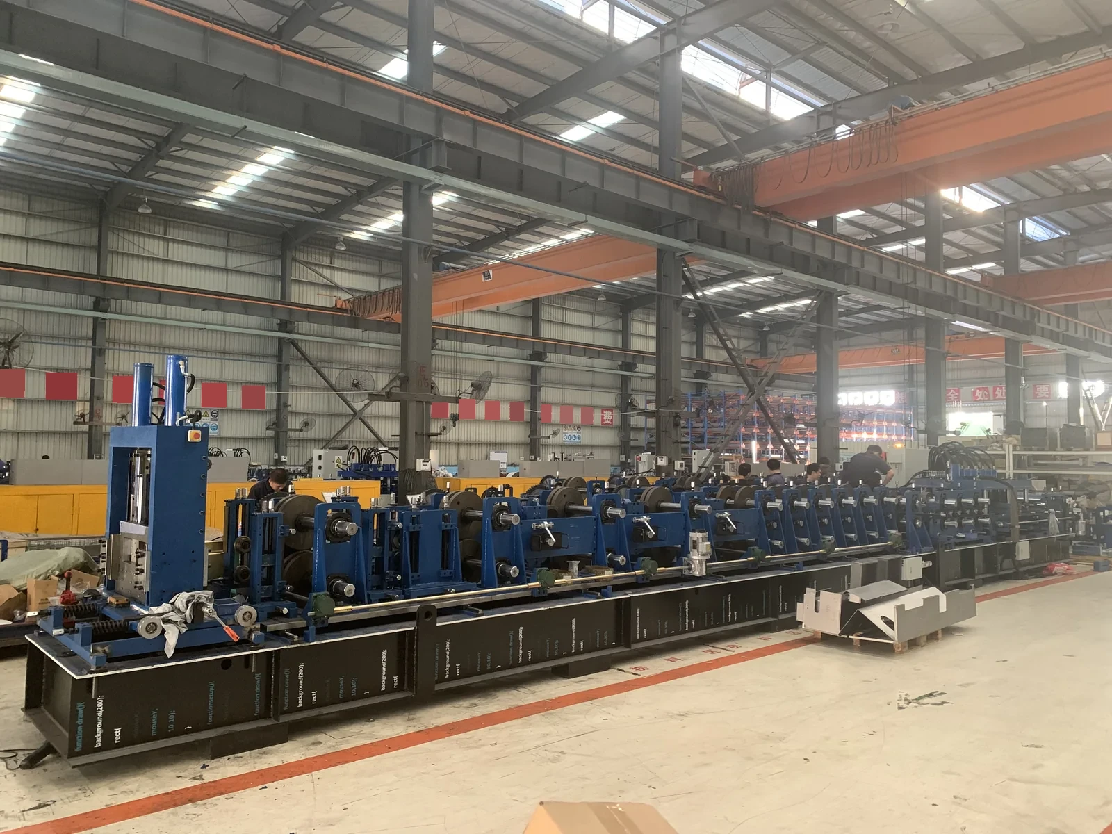 Workshop overview of a C/Z purlin forming line under preparation
